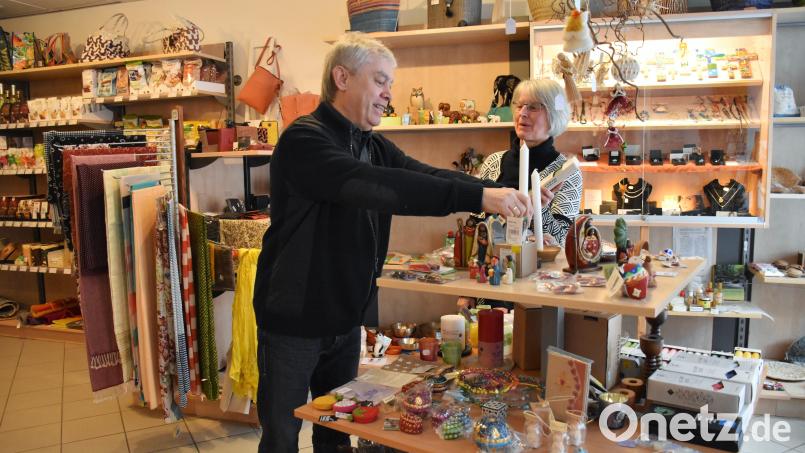Wolfgang Würl, Zweiter Vorsitzender des Vereins „Solidarität in der einen Welt“, und Verkäuferin Erna Weis haben immer viel zu tun im Ein-Welt-Laden in Tirschenreuth. Die Auslage wird regelmäßig mit saisonaler Ware bestückt. Bild: ubb