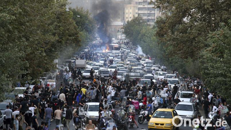 Ein Foto vom September 2022 aus der Innenstadt von Teheran. Das iranische Volk steht auf gegen das Mullah-Regime. Bild: Uncredited/AP/dpa
