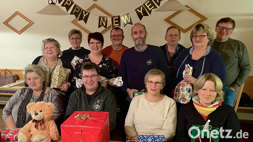 Beim Päckchenschießen gab es allerhand zu gewinnen. Darüber freuten sich (vorne von links sitzend) Christa Roth, Oliver Roth ,Hedwig Irlbacher, Andrea Rupp, (hinten von links) Maria Hanauer, Gerlinde Kahler, Beate Becher, Manfred Becher, Markus Greber, Alfred Rupp, Rosa Rupp und Hans Irlbacher. Bild: Anegret Greber/exb