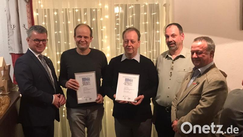 Martin Birner, Josef Wiendl und Christian Läpple freuen sich mit Markus Leschinski und Manfred Grund (Zweiter und Dritter von links), die für langjährige Betriebszugehörigkeit ausgezeichnet wurden. Bild: Michael Wiendl/exb