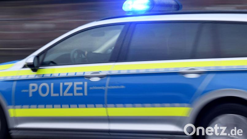 Ein Streifenwagen fährt mit eingeschaltetem Blaulicht. Bild: Carsten Rehder/dpa/Symbolbild