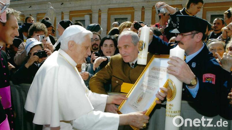 Ein großer Tag für den Schwandorfer Josefi-Verein: Am 29. März 2006 überreichen Josef Andree (Mitte) und Josef Heisler (rechts) anlässlich einer Generalaudienz auf dem Petersplatz im Vatikan an Papst Benedikt XVI. die Urkunde über die Ehrenmitgliedschaft in dem Traditionsverein. Archivbild: Josef Andree/exb