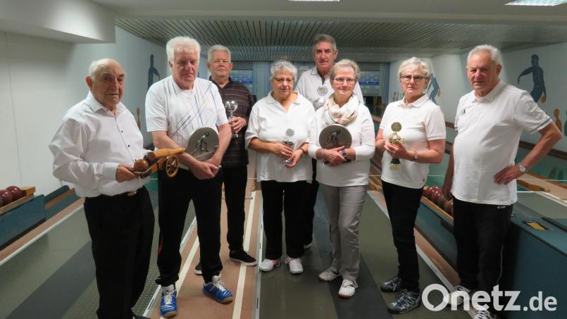 Zweiter Vorsitzender Georg Gössl (rechts) und Kegelwart Hubert Winter (links) überreichen die Pokale. Ausgezeichnet werden Johann Schwarz, Reinhold Rupprecht, Barbara Pöhlmann, Richard Herzog, Elfriede Sollacher und Annemarie Kreuzer (Zweiter bis Siebte von links). Bild: adj