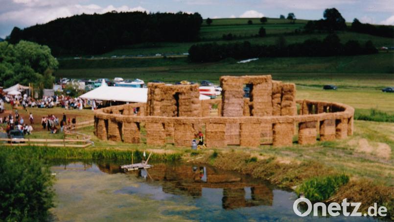 Das Bild zeigt das Fest im Juni 2004 nach Abschluss der Fertigstellung des Projekts &quot;Strohhenge&quot; durch die Kulturfreunde Kaibitz. Die Idee dazu wurde vor 20 Jahren im Wirtshaus geboren. Archivbild: ak