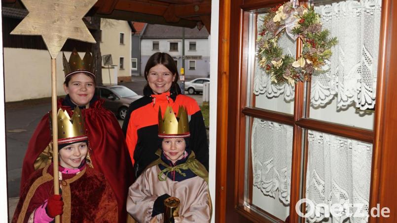 Kinder und Jugendliche aus der Pfarrei St. Vitus machen sich als Sternsinger auf den Weg von Haus zu Haus, um den Gläubigen den Segen Gottes zu bringen. Bild: ads