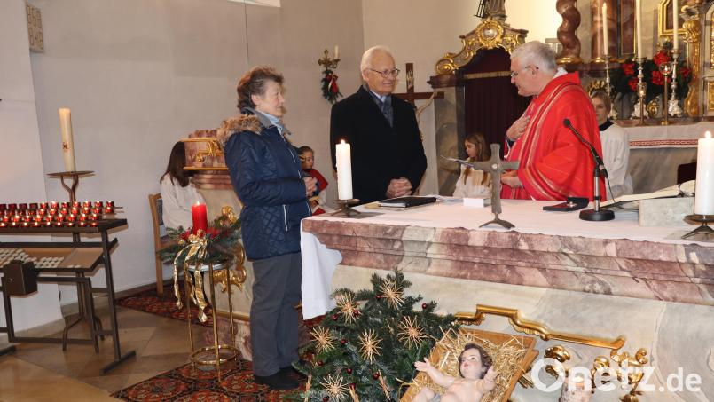 Pfarrer Eugen Wismeth überreichte Medaille und Urkunde an Franz Laubmeier und dankte auch seiner Frau Annemarie für die Unterstützung. Bild: amö