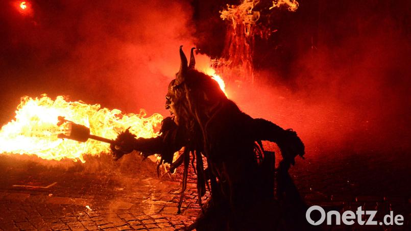 Die Oberpfälzer Schlossteufel bringen bei der Raunacht 2019 ein Höllenfeuer mit. Die Gruppe ist auch am Freitag in Weiden zu Gast. Archivbild: Kunz