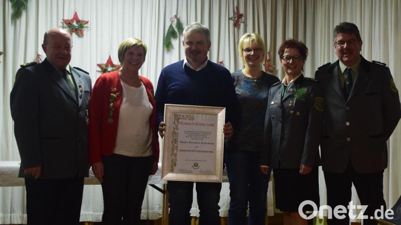 Heinrich Schwirzer jun. (3. von links) freut sich über die Ehrenurkunde und die Ernennung zum Ehrenschützenmeister. Flankiert wird er von den von 2019 bis 2022 amtierenden Hoheiten, Schützenkönigin Gaby Steiner (links) und Schützenliesl Sabrina Peter. Mit ihm freuen sich Ehrenschützenmeister Wolfgang Franz (links), Schützenmeisterin Annette Rauscher und 2. Schützenmeister Johannes Rupprecht (rechts). Bild: Karl-Heinz Weiß/exb