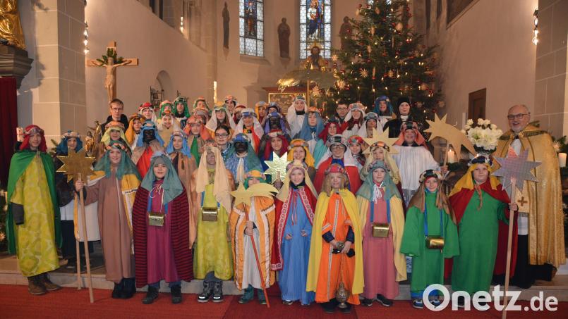 Ein herrliches Bild gaben die Sternsinger in der Mitterteicher Stadtpfarrkirche ab. Am Mittwochvormittag wurden sie von Stadtpfarrer Anton Witt (rechts) feierlich ausgesandt. Bild: jr