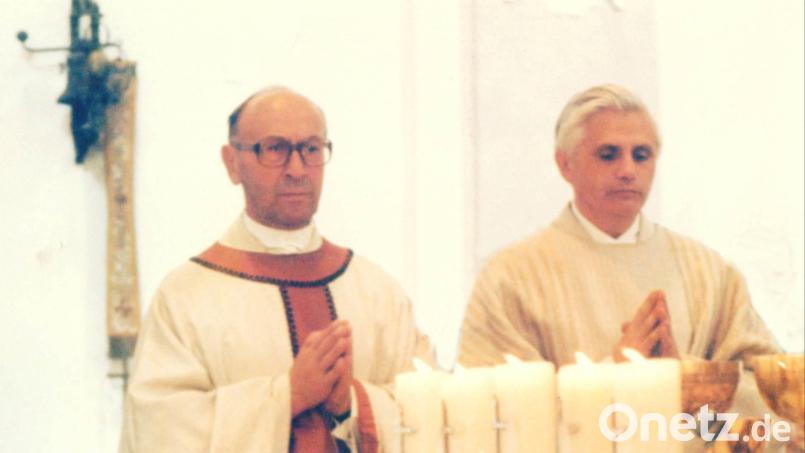Gemeinsam feierten Bischöflich Geistlicher Rat Michael Müllner aus Vohenstrauß (links) und Joseph Ratzinger, wenig später zum Erzbischof von München und Freising ernannt und später Papst Benedikt XVI., goldenes und silbernes Priesterjubiläum in Traunstein. Bild: exb/Luft
