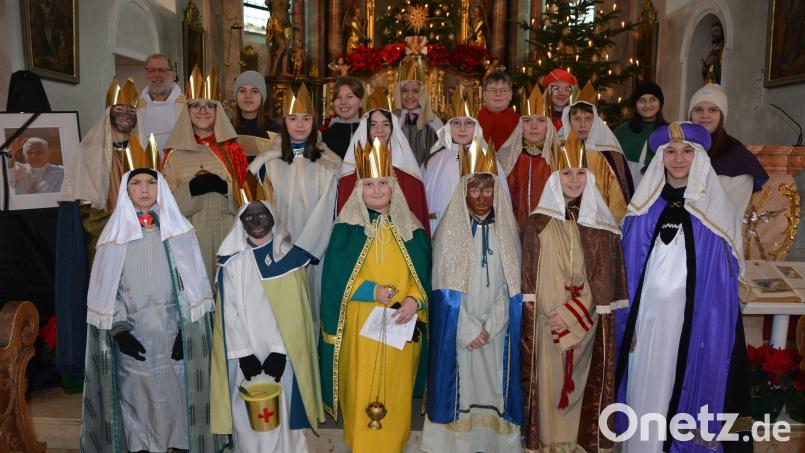 Pfarrseelsorger Pater Benedikt Leitmayr (hintere Reihe links) sendete am Mittwochvormittag 20 Sternsinger in der Pfarrei St. Laurentius in Konnersreuth aus. Bild: jr