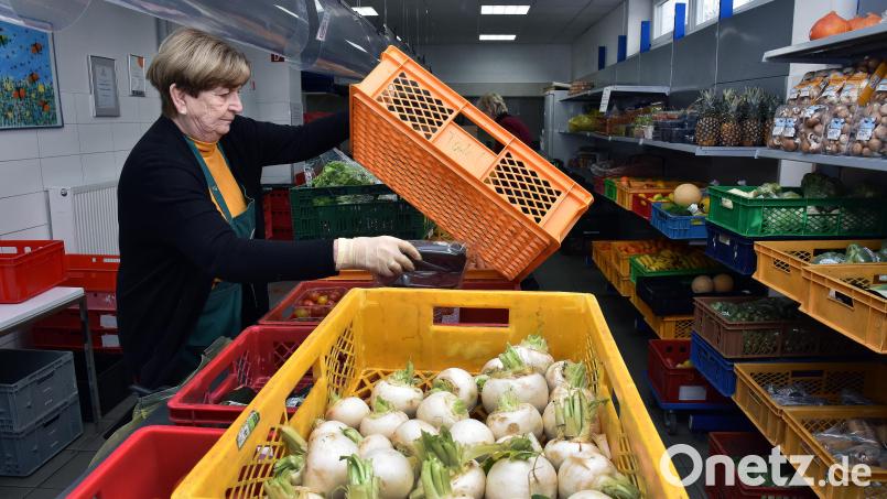 In der Tafel werden die gespendeten Lebensmittel begutachtet, sortiert und eingeräumt – am darauffolgenden Tag ist Ausgabe. Bild: Stephan Huber