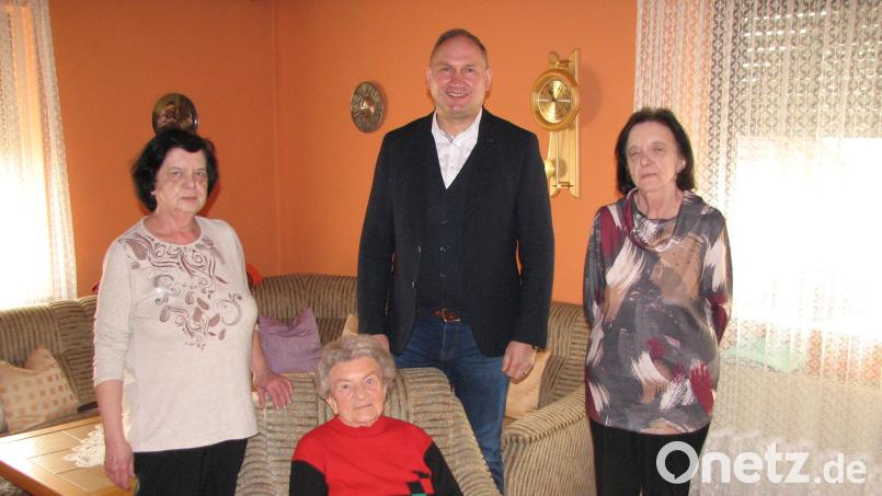 Die Nichten Anita Zanner (links) und Monika Deichmann (rechts) sowie Bürgermeister Richard Kammerer waren die ersten Gratulanten bei Jubilarin Maria Pöhnl (sitzend). Bild: knh