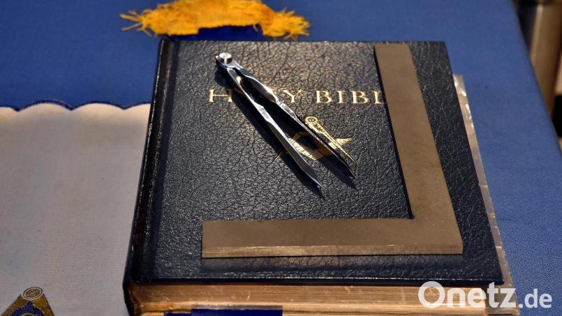 Die Bibel als das &quot;Buch des heiligen Gesetzes&quot;, Zirkel und Winkelmaß werden von Freimaurern als die &quot;drei großen Lichter&quot; bezeichnet. Auch in der Sulzbach-Rosenberger Loge sind sie zu finden. Bild: Stephan Huber