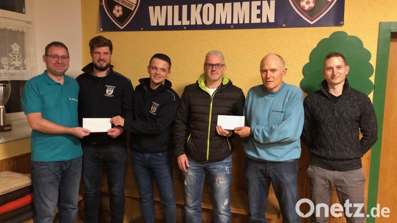 Neben Benny Walberer (links) wünschten auch Zweiter. Vorsitzender Josef Bösl (Zweiter von rechts) und Schriftführer Christian Bösl (rechts) den Vertretern weiterhin viel Freude und Erfolg mit ihren Schützlingen. Bild: ffz