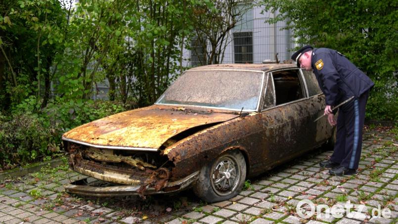 Polizeihauptkommissar Tobias Wirth (PI VOH) schaut sich den Audi 100 Coupé S an, der aus dem Pfreimdstausee in Tännesberg gezogen wurde. Archivbild: rw