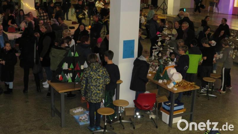 Der Weihnachtsmarkt des Gymnasium Neustadt/WN brachte einen sehr guten Erlös. Archivbild: adj