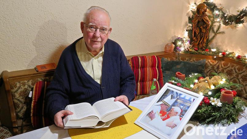 Ruhestandspfarrer Siegfried Wölfel hat viele schöne Erinnerungen an Begegnungen und gemeinsame Fahrten mit dem verstorbenen Papst Benedikt XVI. Während seiner Studienzeit in Regensburg hat er den späteren Papst im VW-Käfer regelmäßig zur Uni gefahren. Bild: bsc