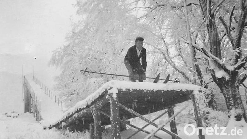 So sah die Skisprungschanze am Skihang im Bärnauer Ortsteil Altglashütte aus. Gestanden hat sie von 1933 bis 1946. Ihren Bau initiiert hatten Skisportler des Turnerbunds Weiden. Archivbild: Archiv Siegfried Walter/exb