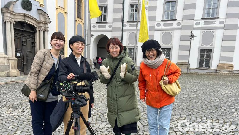 Ein Team des öffentlich-rechtlichen Fernsehsenders NHK in Japan drehte nach Weihnachten bis nach Neujahr im Kloster Waldsassen. Rechts Tomoko Shiina, eine freie Mitarbeiterin des Senders, über die der Kontakt ins Stiftland zustande kam. Bild: Sr. M. Sophia Schlembach/exb