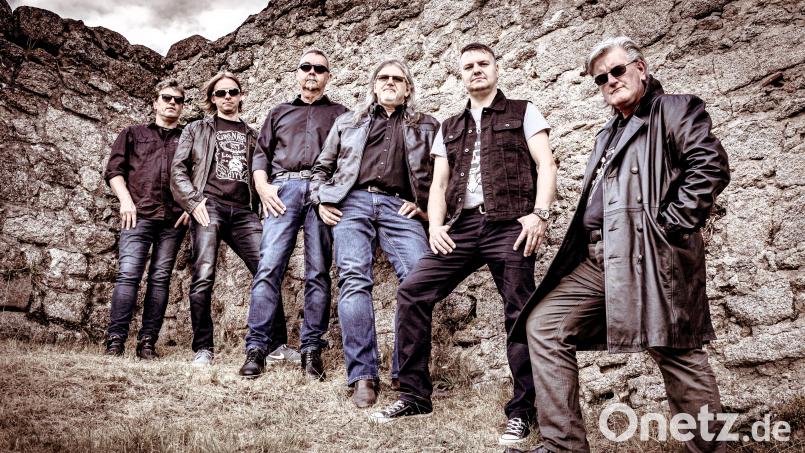 Der Waidhauser Stefan Dierl erweckt mit Hermann Birner, Martin Hammerl, Rainer Dötsch, Nick Baumer und Wolfgang Kunz (von rechts) den grandiosen Rock der 70er und 80er Jahre auf geniale Weise wieder. Bild: Foto Mensch