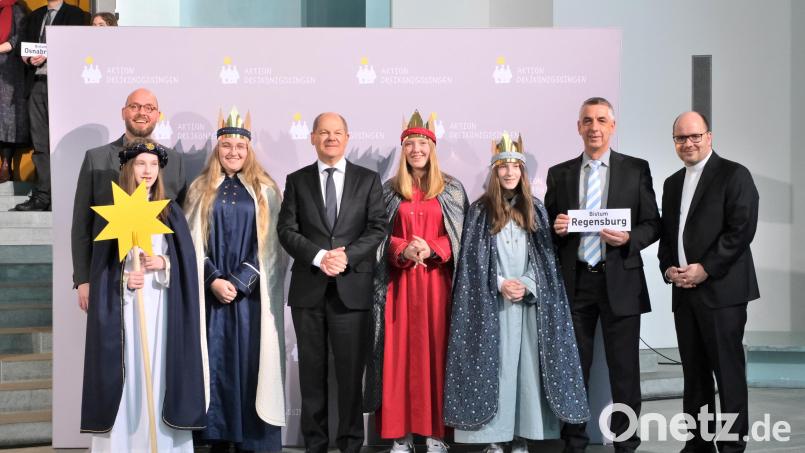 Die Sternsingerinnen Katharina (15), Maria (14), Anna (13) und Antonia (13) sowie Begleiter Georg Hirsch (mit Schild) aus der Seelsorgegemeinschaft St. Martin in Luhe-Wildenau vertraten das Bistum Regensburg beim Sternsinger-Empfang von Bundeskanzler Olaf Scholz. Zum Gruppenfoto mit dem Kanzler stellten sie sich gemeinsam mit Pfarrer Dirk Bingener, Präsident des Kindermissionswerks ‚Die Sternsinger‘, und Domvikar Stefan Ottersbach, Bundespräses des Bundes der Deutschen Katholischen Jugend (BDKJ), im Bundeskanzleramt auf. Bild: Ralf Adloff / Kindermissionswerk