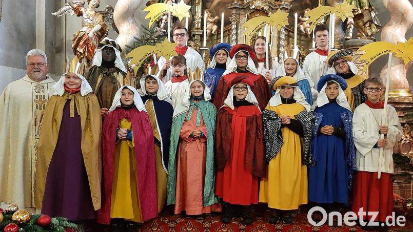 Die Sternsinger in Luhe werden von Pfarrer Arnold Pirner ausgesandt. Bild: rgl