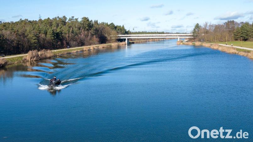 Die Polizei sucht nach einer vermissten Schwangeren auf dem Main-Donau-Kanal bei Nürnberg. Bild: Heiko Becker/dpa