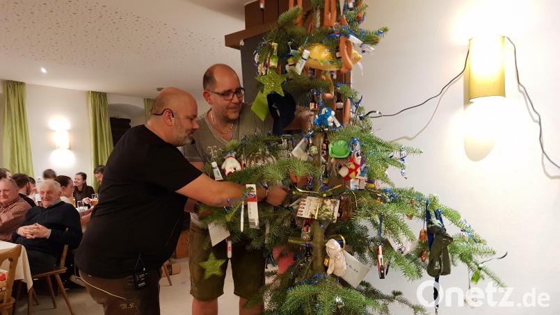 Mario Hochholzer und Marco Kühn (von rechts) haben bei der Christbaum-Versteigerung in Moosbach alles bestens im Griff. Bild: gi