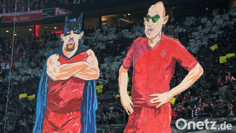 In einer Fan-Choreographie werden Darstellungen Franck Ribery (l) und Arjen Robben gezeigt. Bild: Tobias Hase/Deutsche Presse-Agentur GmbH/dpa/Archivbild