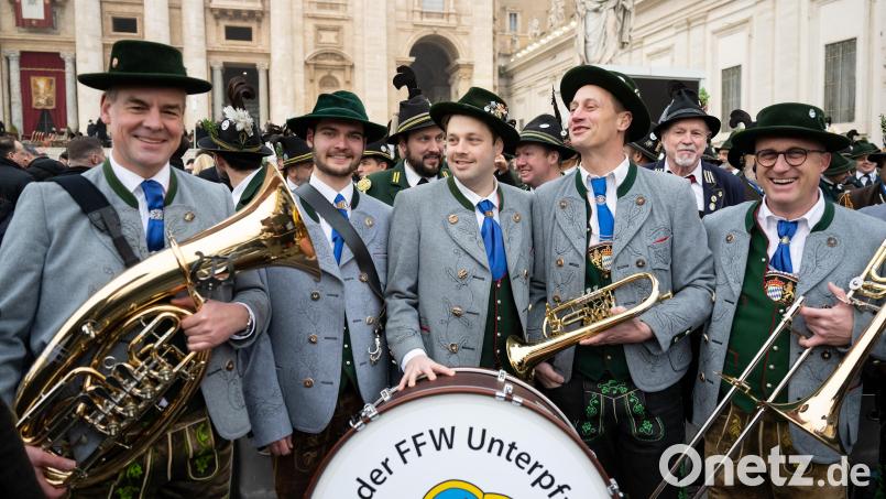 Musiker aus Unterpfaffenhofen (Bayern) nehmen an der öffentlichen Trauermesse für den emeritierten Papst Benedikt XVI. auf dem Petersplatz teil . Bild: Sven Hoppe/dpa