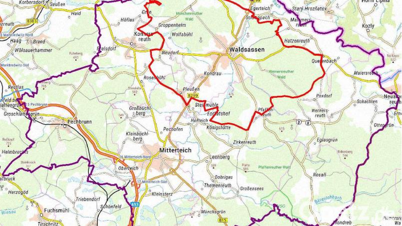 Das Veterinäramt hat um den Ausbruchsbetrieb eine Schutzzone (Sperrbezirk, rot eingezeichnet) und eine Überwachungszone (Beobachtungsgebiet, lila eingezeichnet) festgelegt. Bild: Landratsamt Tirschenreuth