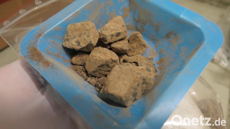 Sowohl in Brocken als auch in Platten wurde das Heroin sichergestellt. Archivbild: KPI Regensburg, BLKA