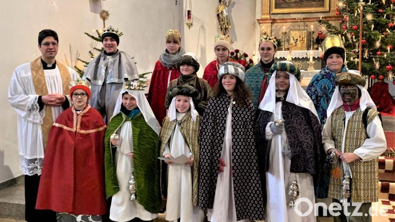 Mit Gottes Segen werden die zwölf Sternsinger von Pfarrer Georg Gierl für die diesjährige Sternsingeraktion ausgesendet. Bild: cro