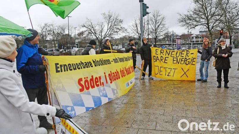 Keine Verlängerung der Laufzeiten von Atomkraftwerken fordern Demonstranten vor der Max-Reger-Halle. Bild: Gabi Schönberger