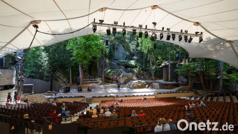 Bei einer Pressekonferenz zur neuen Spielzeit der Luisenburg-Festspiele scheint die Sonne auf die Freiluftbühne. Bild: Nicolas Armer/dpa