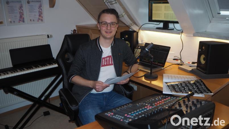 Im seinem Mini-Tonstudio in Pfreimd arbeitet Dominik Pflaum an einem Pop-Musical über den Apostel Paulus. Inzwischen steht das Konzept, Uraufführung ist am 13. Mai. Bild: bl