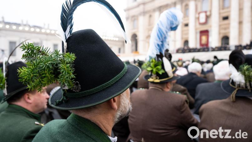 Gebirgsschützen aus Bayern nehmen an der öffentlichen Trauermesse für den emeritierten Papst Benedikt XVI. auf dem Petersplatz teil. Der emeritierte Papst Benedikt XVI. starb am 31.12.2022 im Alter von 95 Jahren im Vatikan. Bild: Sven Hoppe
