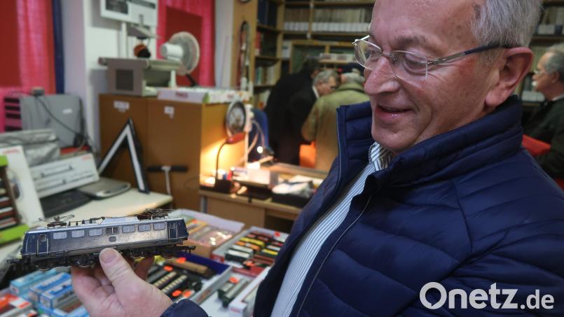 Der ehemalige Bäckermeister Alois Meier freut sich über einen Schnäppchenkauf. Bild: Kunz