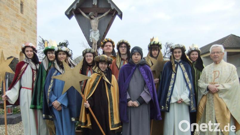 Die Pittersberger Sternsinger hat Ruhestandsgeistlicher Josef Beer (rechts) am Dreikönigstag zu den Familien geschickt, um ihnen den Segen zu bringen. Bild: gm