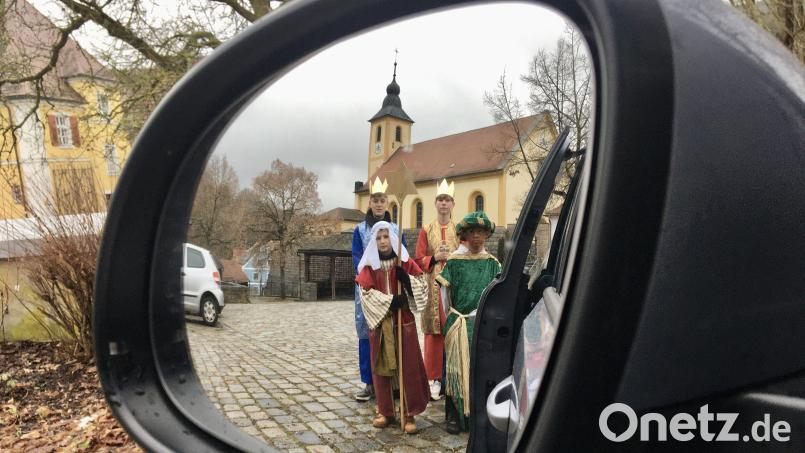 Die weisen aus dem Morgenland haben das Kamel gegen ein Auto eingetauscht. Eltern bringen die Sternsinger in die Dörfer und Einzelhöfe. Bild: upl