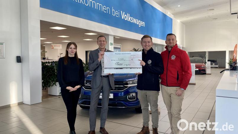 Ann-Kathrin Heiss (von links) und Betriebsleiter Roland Franz von Fischer Automobile bei der Übergabe an den Round Table 69 – vertreten durch Martin Asmus und Michael Golinski. Bild: Fadya Elias, Fischer Automobile GmbH/exb