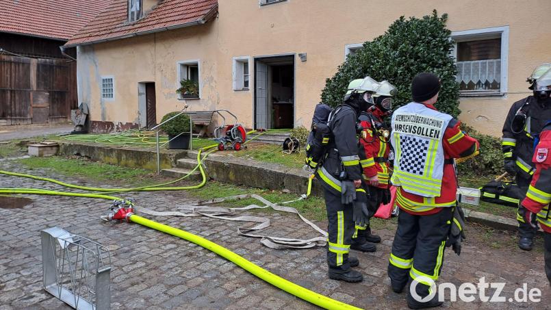 45 Einsatzkräfte wurden am Freitag bei Ursensollen zu einem Küchenbrand gerufen. Die Feuerwehren aus Ursensollen, Hohenkemnath und Garsdorf hatten die Lage schnell unter Kontrolle. Bild: Alexander Graf/exb