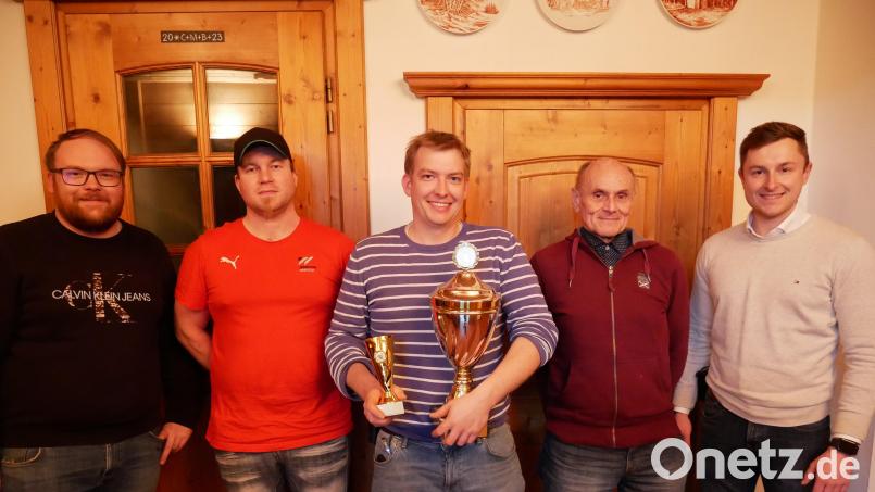 Die Sieger des Preisschafkopfes der Feuerwehr Waldsassen mit den beiden stellvertretenden Vorsitzenden Sebastian Koch (links) und Renè Friedrich (rechts). Michael Fortelny (Mitte) gewann vor Lothar Siller (Zweiter von rechts) und Daniel Ott (Zweiter von links). Bild: flm