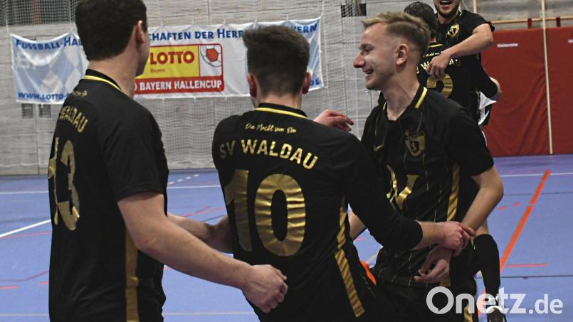 &quot;Wir fahren zur Bezirksmeisterschaft!&quot;: Der Jubel bei den Waldauer Spielern kannte keine Grenzen. Bild: otr