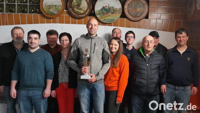 Unter den Preisträgern des Hl.-Drei-Königs-Schießens ragte Christian Gietl (mit Pokal) heraus, der mit einen 98,1-Blatt-Schuss den Wanderpokal gewann. Bild: Maximilian Biller/exb