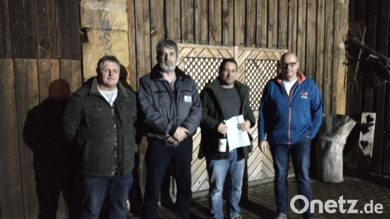 Sie hatten das beste Blatt: Norbert Pausch, Dieter Eckert, Günther Adam (von links). Bastian Siebert (Zweiter. von rechts) war Glückspilz bei der Verlosung . Bild: bk
