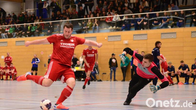 Bastian Lobinger (links, Pfreimd) bezwingt im Endspiel der Futsal-Vorrunde in Schwarzenfeld den Torwart von Eintracht Schwandorf zum 3:0. Bild: ham