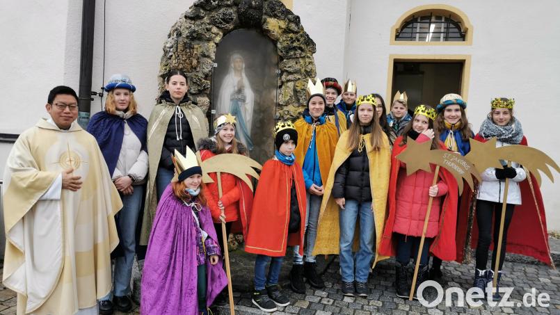 Die drei Sternsingergruppen vor dem Aufbruch, links Pater Samuel Patton und Sternsinger zugleich aktiv im Kinder- und Jugendchor. Bild: hzi