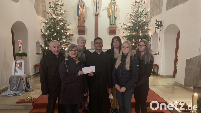 Der Zweite Vorsitzende des Obst- und Gartenbauvereins Willy König (von links) überreichte zusammen mit der Vorsitzenden Maria Frauenholz und Rosa König einen Scheck an Kaplan Justin Kishimbe, der sich zusammen mit Sybille Polzin, Melissa Braunreuther und Sofia Polzin für die Unterstützung bedankte. Bild: mez